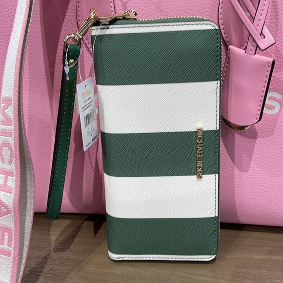 MICHAEL KORS JST
Leather Continental Wristlet Phone Case Wallet
Fern Green
NWT - Picture 4 of 16